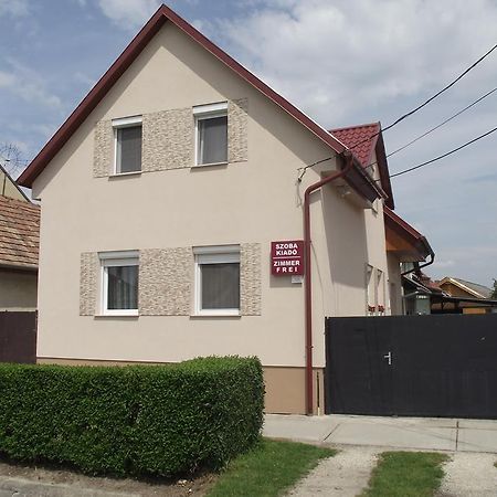 Radek Vendeghaz Es Apartman Halaszi Bagian luar foto