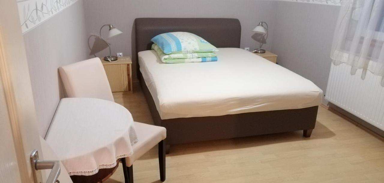 Radek Vendeghaz Es Apartman Halaszi Bagian luar foto