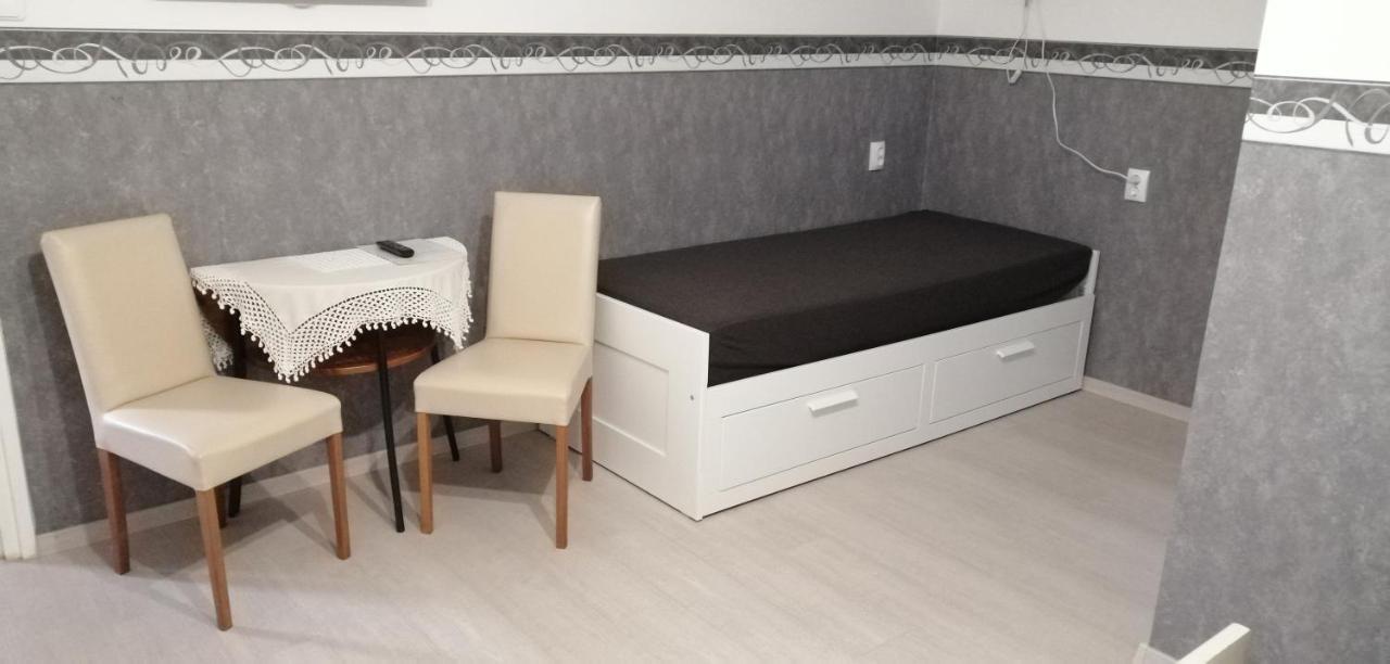 Radek Vendeghaz Es Apartman Halaszi Bagian luar foto