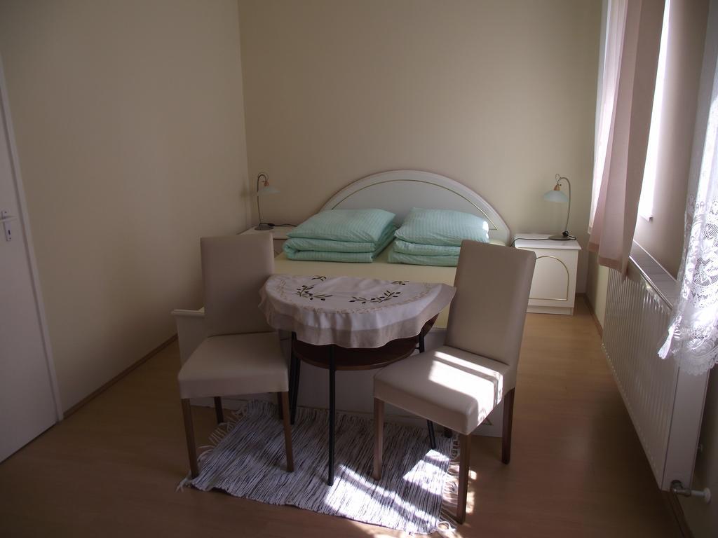 Radek Vendeghaz Es Apartman Halaszi Bagian luar foto