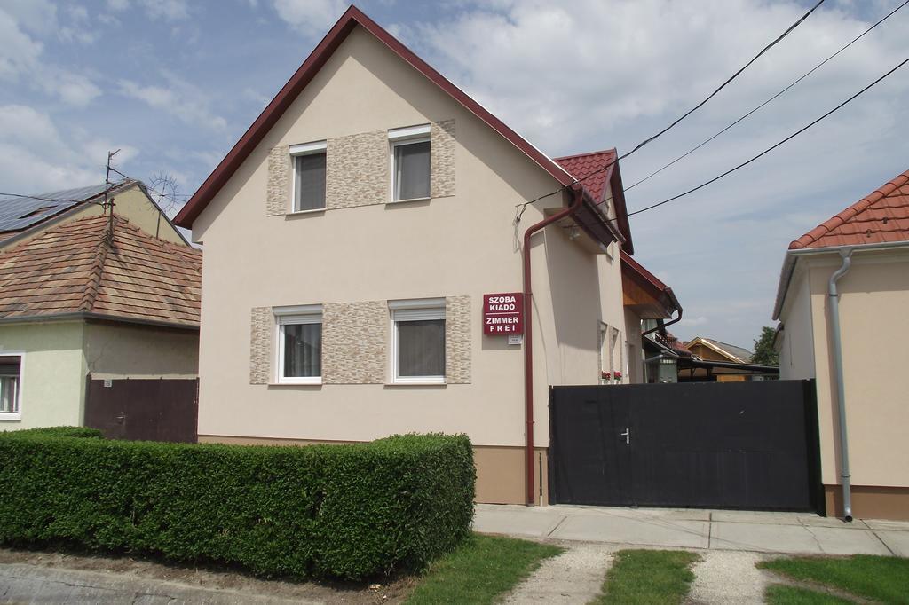 Radek Vendeghaz Es Apartman Halaszi Bagian luar foto