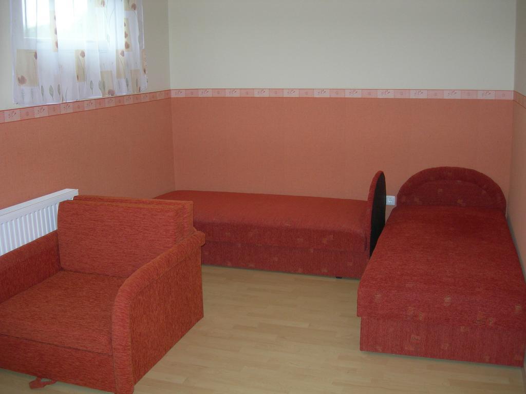 Radek Vendeghaz Es Apartman Halaszi Bagian luar foto