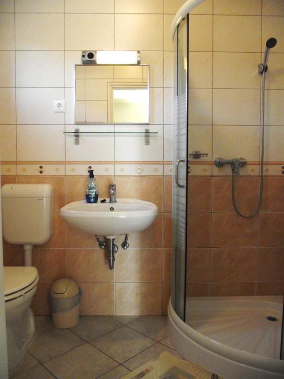 Radek Vendeghaz Es Apartman Halaszi Bagian luar foto